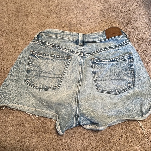 American Eagle light wash jean shorts, great condition, size 000. - Picture 2 of 3